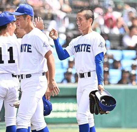 　９回、敦賀気比・五十子の左飛を好捕しナインとタッチを交わす横手・戸沢（撮影・開出牧）