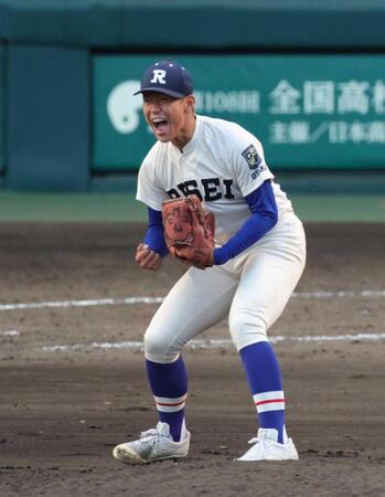 　粘りのピッチングで９回を投げ抜いた履正社・木村颯はガッツポーズを見せる（撮影・坂部計介）