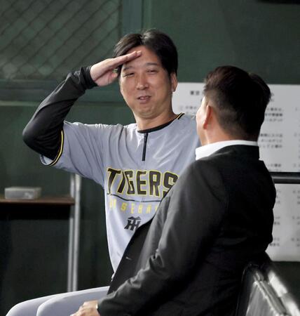 　井口監督（手前）に敬礼する藤川監督