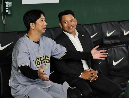 　侍ジャパン・井口監督と話をする藤川監督（左）