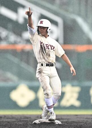４回、先制の左越え適時二塁打を放ちポーズを決める拓大紅陵・阪本幹太（撮影・開出牧）