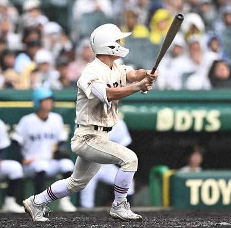 ４回、先制の左越え適時二塁打を放つ拓大紅陵・阪本幹太（撮影・開出牧）