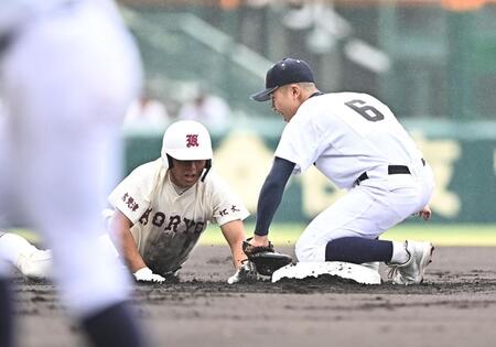 １回、二塁ランナーの拓大紅陵・片岡拓月（左）をけん制アウトにする佐賀商・古川颯人（撮影・開出牧）