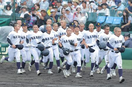 拓大紅陵に惜敗し、あいさつに向かう佐賀商ナイン（撮影・西田忠信）