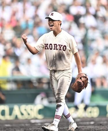 ９回、佐賀商・池原丞一郎を遊ゴロに打ち取り雄たけびを上げる拓大紅陵・山辺颯（撮影・開出牧）