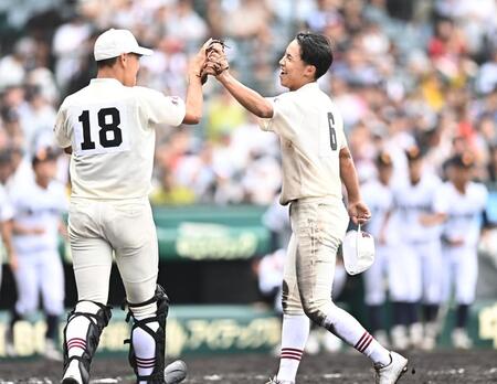 ９回、佐賀商・池原丞一郎を遊ゴロに打ち取り、衣川流輝（左）らナインとタッチを交わす拓大紅陵・山辺颯（撮影・開出牧）