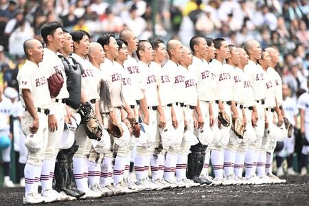 佐賀商を破り校歌を歌う拓大紅陵ナイン（撮影・開出牧）