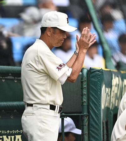 ４回の攻撃で手をたたいて選手を鼓舞する拓大紅陵・坂巻展行監督（撮影・開出牧）