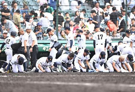 初戦突破ならず甲子園の土を集める佐賀商ナイン（撮影・開出牧）