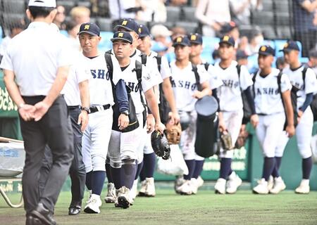 拓大紅陵に敗れ引き揚げる吉冨俊一監督（左手前）ら佐賀商ナイン（撮影・開出牧）