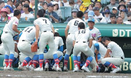 ３回の攻撃前、ナインに話をする埼玉徳栄・岩井隆監督（撮影・西田忠信）