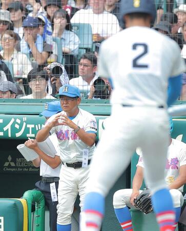 １回、ベンチから指示を出す埼玉徳栄・岩井隆監督（撮影・西田忠信）