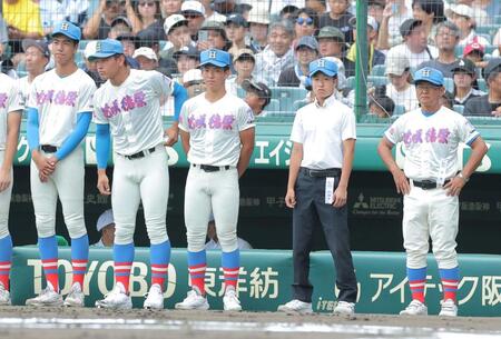 試合前、整列する埼玉徳栄・岩井隆監督（右）ら＝撮影・西田忠信