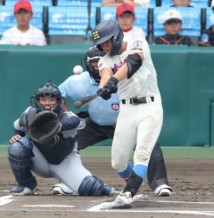 ６回、左前打を放つ花咲徳栄・岩井虹太郎（撮影・中田匡峻）