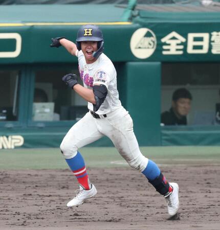 ６回、左前打を放ち、笑顔を見せる花咲徳栄・岩井虹太郎（撮影・中田匡峻）
