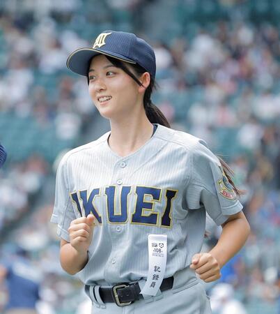 試合前、スタンドへあいさつに行く仙台育英・星よつはマネジャー（撮影・西田忠信）