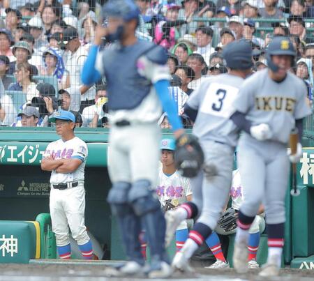６回、仙台育英・田山纏に先制打を許し、腕組みする花咲徳栄・岩井隆監督（左）＝撮影・西田忠信