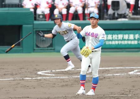 ２回、仙台育英・田山纏（奥）を二飛に打ち取る花咲徳栄・黒川凌大（撮影・中田匡峻）