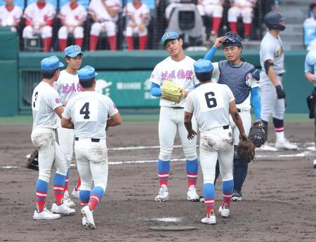 ６回、ピンチでマウンドに集まる花咲徳栄・黒川凌大（中央）ら花咲徳栄ナイン（撮影・中田匡峻）