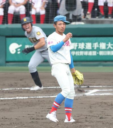 ６回、仙台育英・田山纏（奥）に先制の左前適時打を浴びる花咲徳栄・黒川凌大（撮影・中田匡峻）