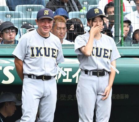 試合前、談笑する仙台育英・須江航監督（左）と星よつはマネジャー（撮影・高部洋祐）