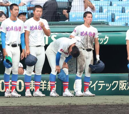 仙台育英に敗れ、膝に手をつく花咲徳栄・黒川凌大（右から２人目）＝撮影・中田匡峻