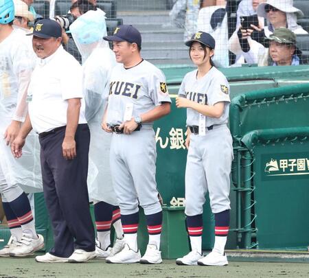 花咲徳栄に勝利し、笑顔の仙台育英・星よつはマネジャー（右）＝撮影・中田匡峻
