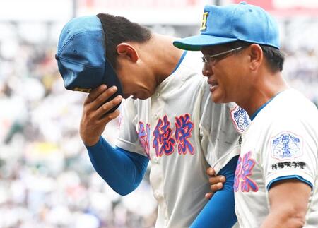 仙台育英に敗れ涙する花咲徳栄・黒川凌大。右は岩井隆監督（撮影・高部洋祐）