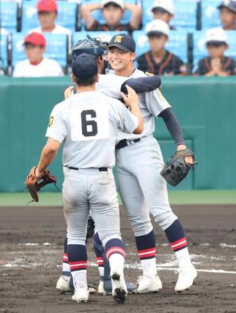 花咲徳栄打線相手に完封勝利を挙げ、捕手の仙台育英・今野琉成と抱き合う仙台育英・古川諒弥（右）＝甲子園（撮影・中田匡峻）