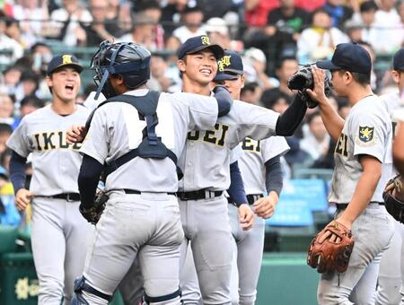 完封勝利を飾った古川諒弥（中央）ら仙台育英ナイン（撮影・高部洋祐）