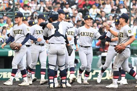 完封勝利を飾った古川諒弥（中央）ら仙台育英ナイン（撮影・高部洋祐）