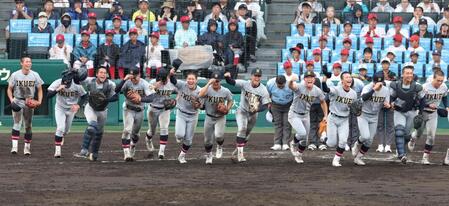 花咲徳栄に勝利し、笑顔で駆け出す仙台育英ナイン（撮影・中田匡峻）