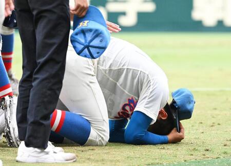 仙台育英に敗れ、グラウンドにうずくまる花咲徳栄・黒川凌大（撮影・高部洋祐）