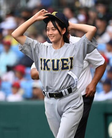 笑顔でアルプススタンドへにあいさつに向かう仙台育英・星マネジャー