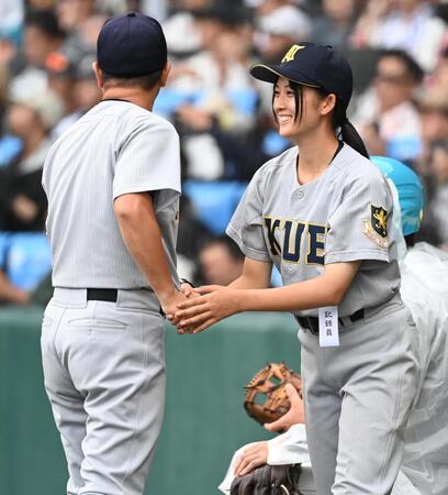 花咲徳栄に競り勝ち、須江監督（左）と笑顔で握手する星マネジャー