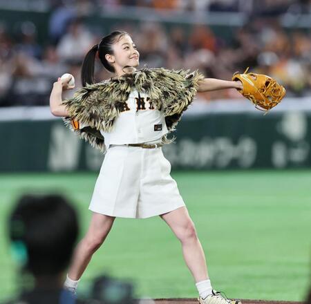 始球式を行う橋本環奈（撮影・田中太一）