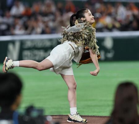 始球式を行う橋本環奈（撮影・田中太一）