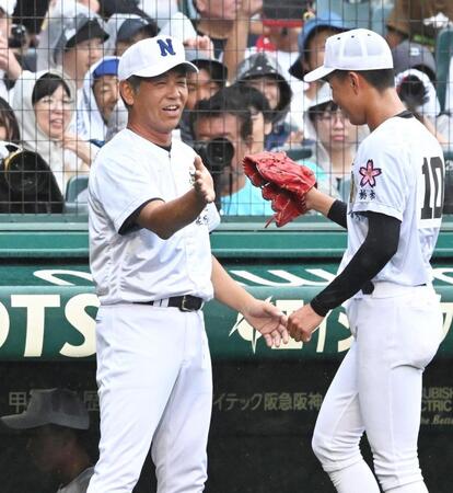 ４回を投げ終えた佐野日大・沖崎翼（右）を笑顔で迎える佐野日大・麦倉洋一監督（撮影・高部洋祐）