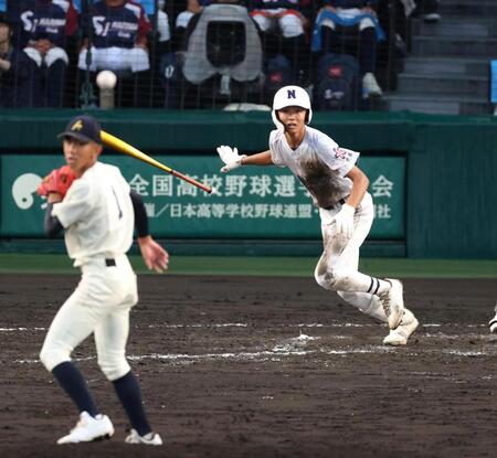 ９回、神村学園・龍頭汰樹（手前）から中前適時打を放つ佐野日大・小島颯人（撮影・中田匡峻）
