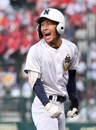 ３回表、先制となる２点三塁打を放った佐野日大・桜岡