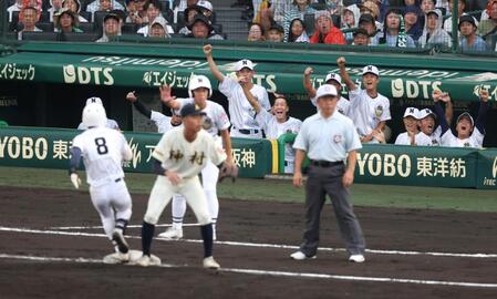 ３回、先制の２点適時三塁打を放った桜岡稜万（８）に向かって拳を突き上げる佐野日大ナイン（撮影・中田匡峻）