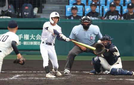 ３回、レフトへ先制の２点適時三塁打を放つ佐野日大・桜岡稜万（撮影・中田匡峻）