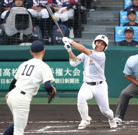 ２回、チーム初安打となる右前打を放つ佐野日大・小和田和輝（撮影・中田匡峻）