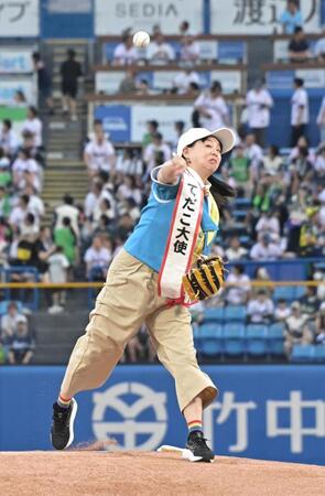 始球式を務めるてだこ大使の岸本安佳里（撮影・持木克友）