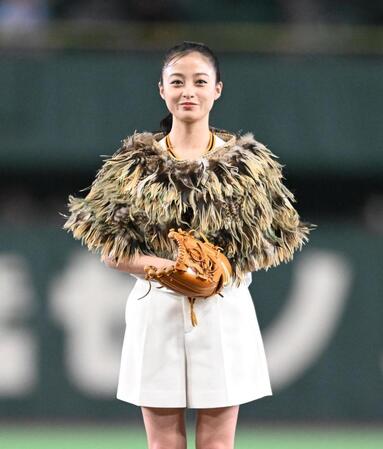 始球式を行う橋本環奈（撮影・堀内翔）