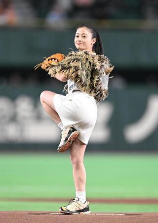 始球式を行う橋本環奈（撮影・堀内翔）