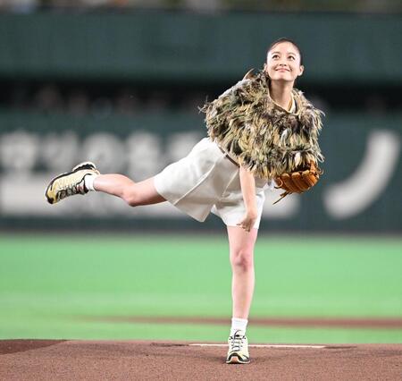 始球式を行う橋本環奈（撮影・堀内翔）