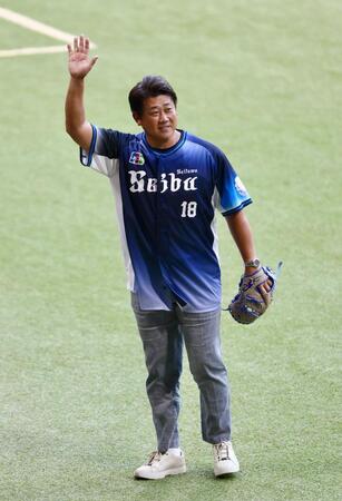 始球式に登場した松坂大輔氏（撮影・中島達哉）