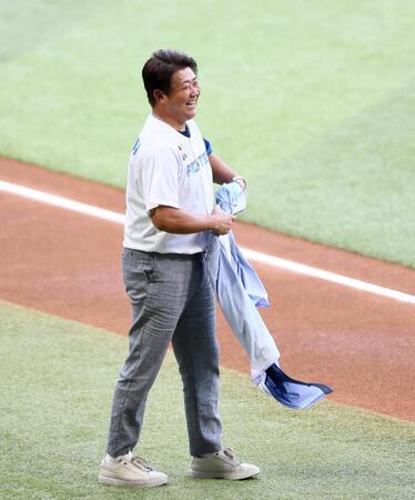 始球式で西武のユニホームから日本ハムのユニホームに着替える松坂大輔氏（撮影・中島達哉）