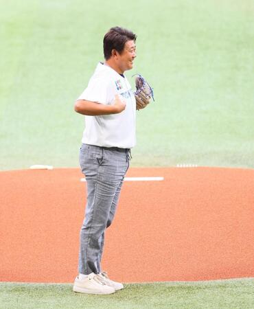 日本ハムのユニホームを着用し、日本ハムベンチに見せる松坂大輔氏（撮影・中島達哉）